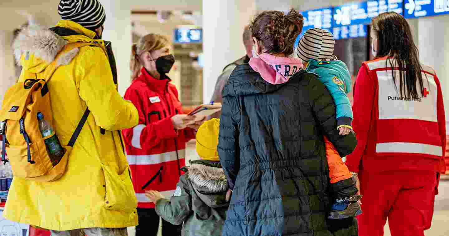 Punaisen Ristin vapaaehtoiset ja työntekijät vastaanottavat Ukrainasta konfliktia paenneita Helsingin Länsisatamassa.